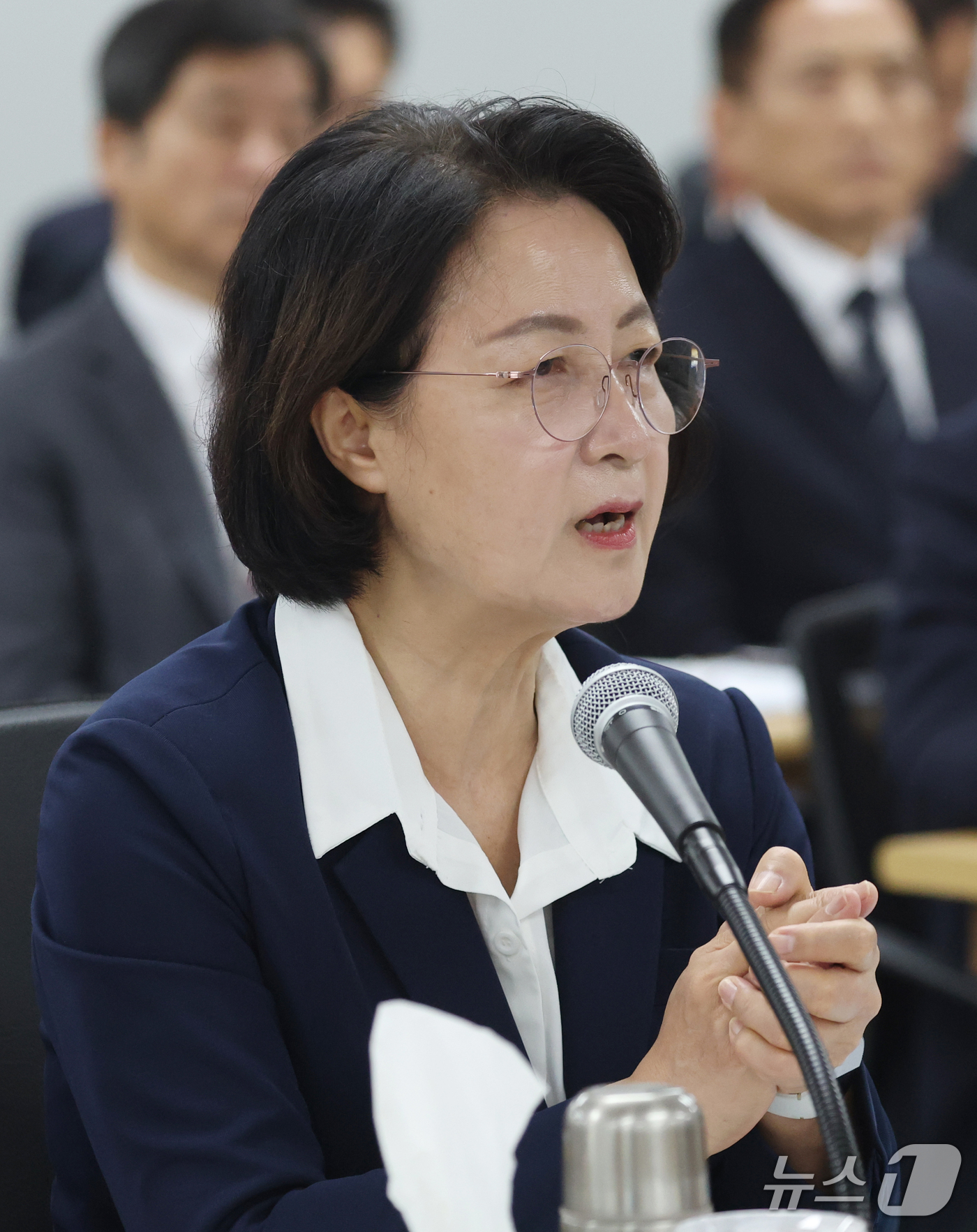 (수원=뉴스1) 김영운 기자 = 추미애 경기도지사가 13일 경기 수원시 영통구 경기도청에서 열린 국회 행정안전위원회의 경기도에 대한 국정감사에서 의원 질의에 답하고 있다. 2026 …