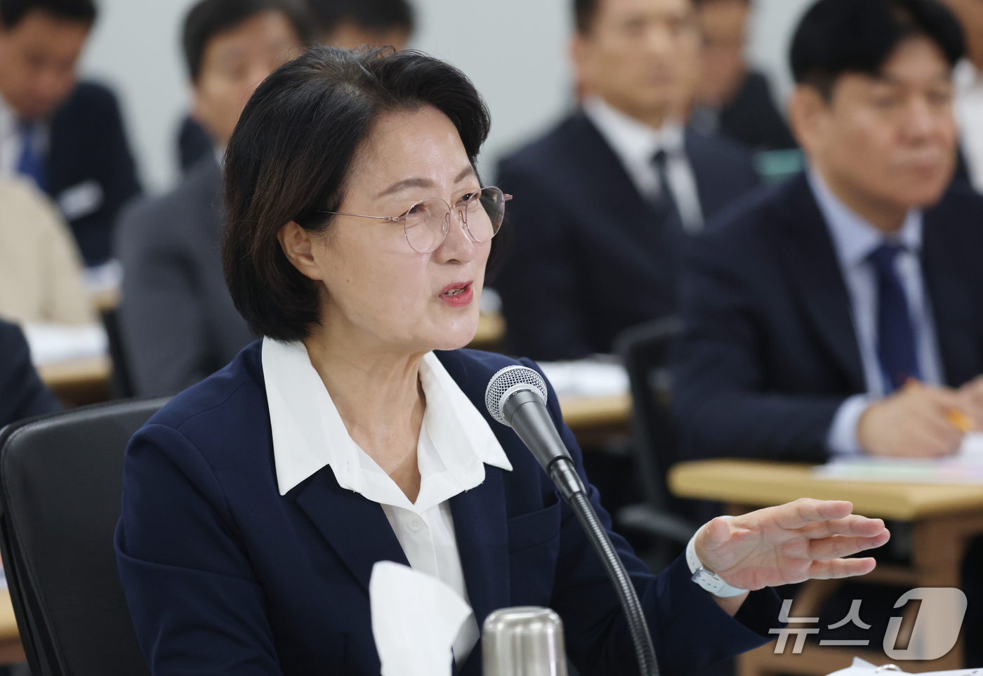 (수원=뉴스1) 김영운 기자 = 추미애 경기도지사가 13일 경기 수원시 영통구 경기도청에서 열린 국회 행정안전위원회의 경기도에 대한 국정감사에서 의원 질의에 답하고 있다. 2026 …