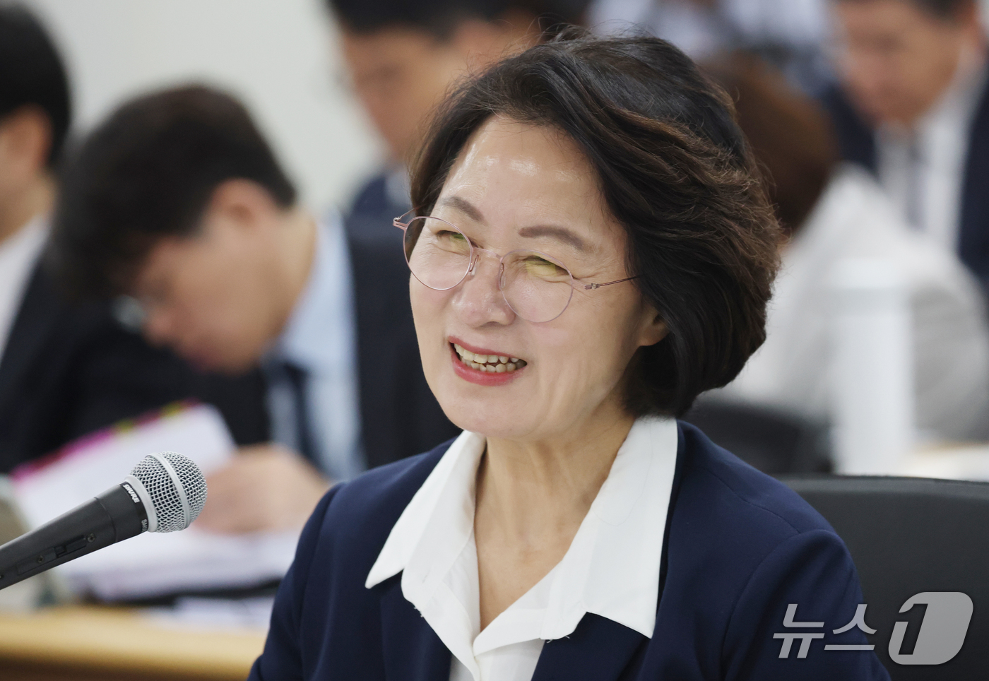 (수원=뉴스1) 김영운 기자 = 추미애 경기도지사가 13일 경기 수원시 영통구 경기도청에서 열린 국회 행정안전위원회의 경기도에 대한 국정감사에서 의원 질의에 답하고 있다. 2026 …