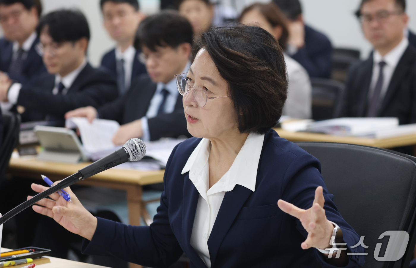 (수원=뉴스1) 김영운 기자 = 추미애 경기도지사가 13일 경기 수원시 영통구 경기도청에서 열린 국회 행정안전위원회의 경기도에 대한 국정감사에서 의원 질의에 답하고 있다. 2026 …