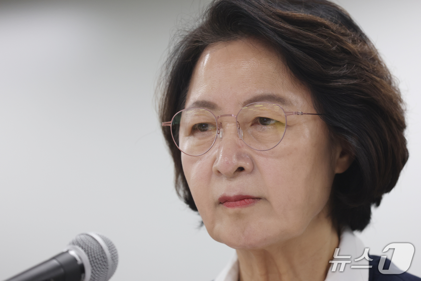 (수원=뉴스1) 김영운 기자 = 추미애 경기도지사가 13일 경기 수원시 영통구 경기도청에서 열린 국회 행정안전위원회의 경기도에 대한 국정감사에서 의원 질의를 경청하고 있다. 202 …