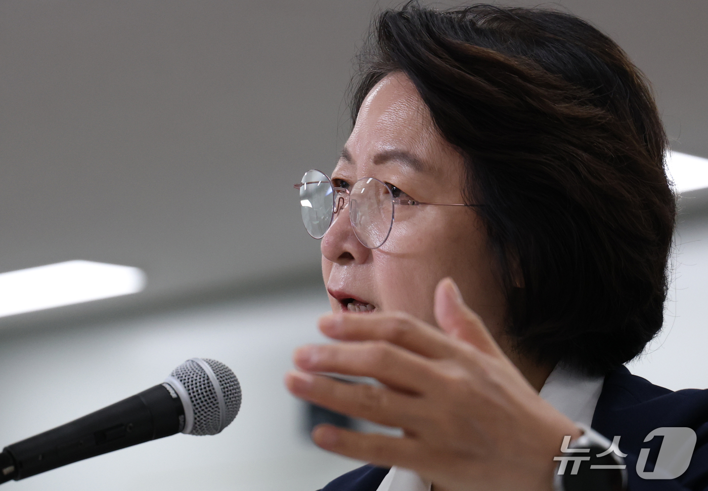 (수원=뉴스1) 김영운 기자 = 추미애 경기도지사가 13일 경기 수원시 영통구 경기도청에서 열린 국회 행정안전위원회의 경기도에 대한 국정감사에서 의원 질의에 답하고 있다. 2026 …