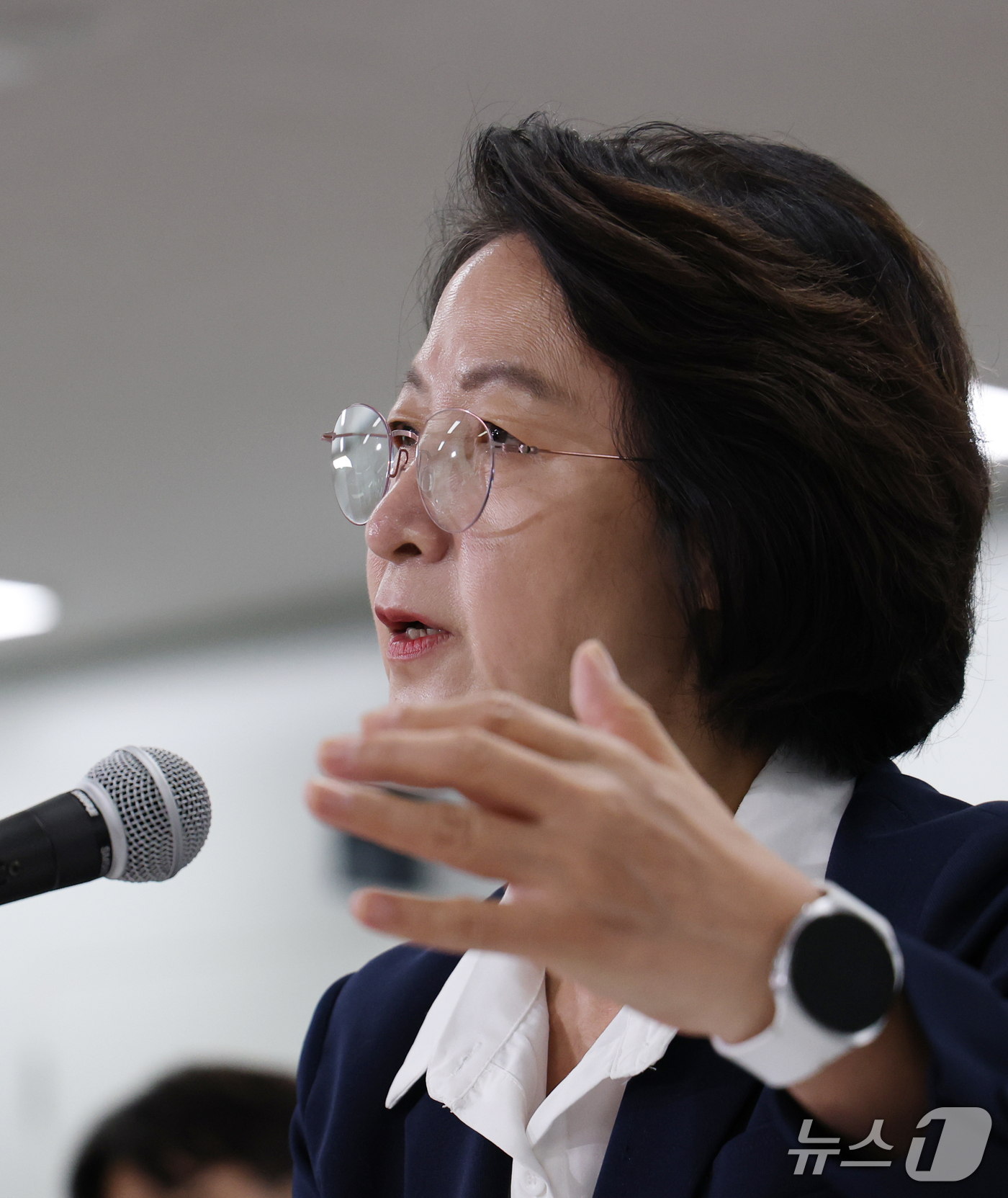 (수원=뉴스1) 김영운 기자 = 추미애 경기도지사가 13일 경기 수원시 영통구 경기도청에서 열린 국회 행정안전위원회의 경기도에 대한 국정감사에서 의원 질의에 답하고 있다. 2026 …