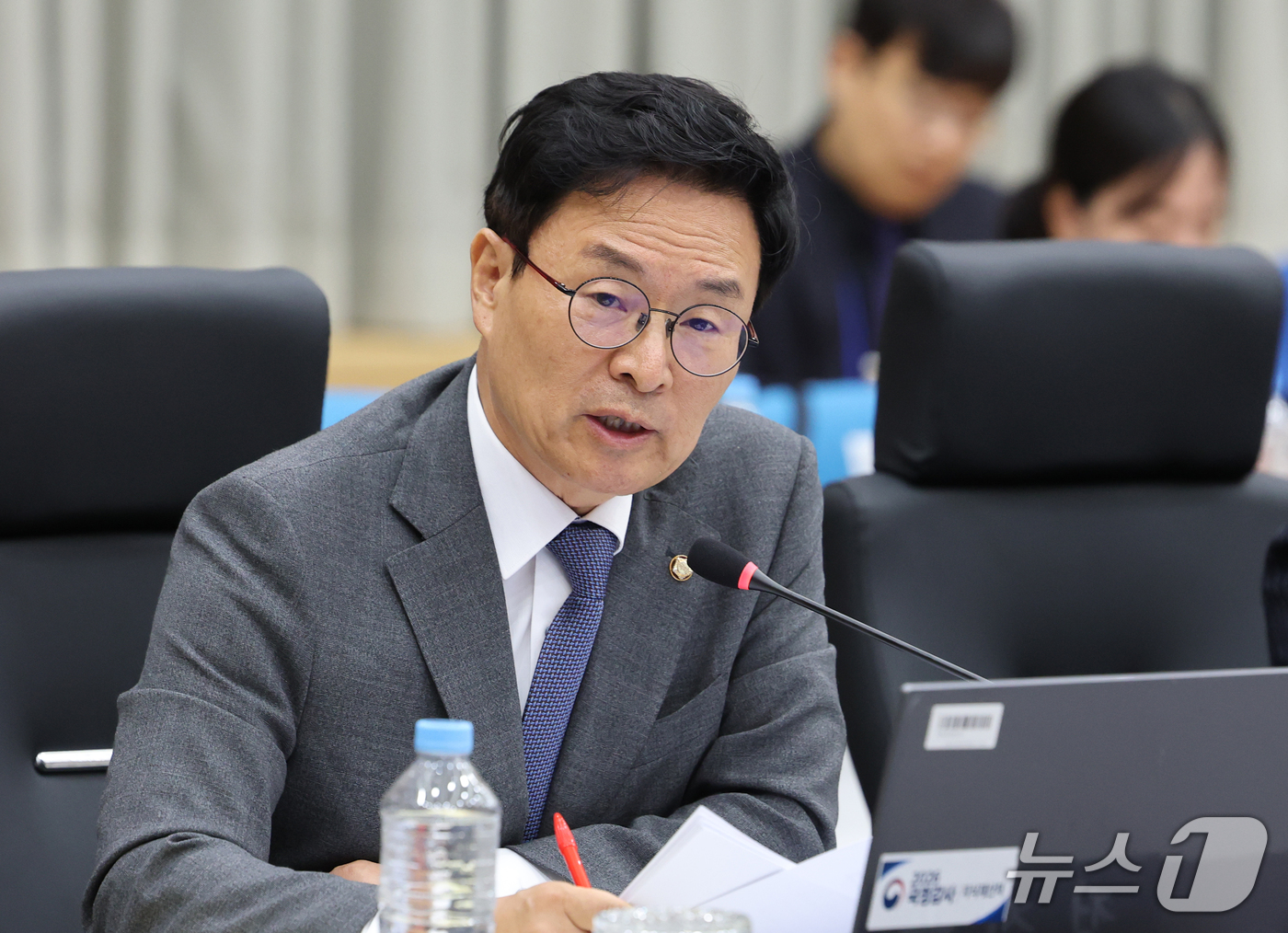 (대전=뉴스1) 김기태 기자 = 정진욱 더불어민주당 의원이 13일 오전 정부대전청사에서 열린 국회 산업통상자원중소벤처기업위원회의 지식재산처에 대한 국정감사에서 질의하고 있다.  2 …
