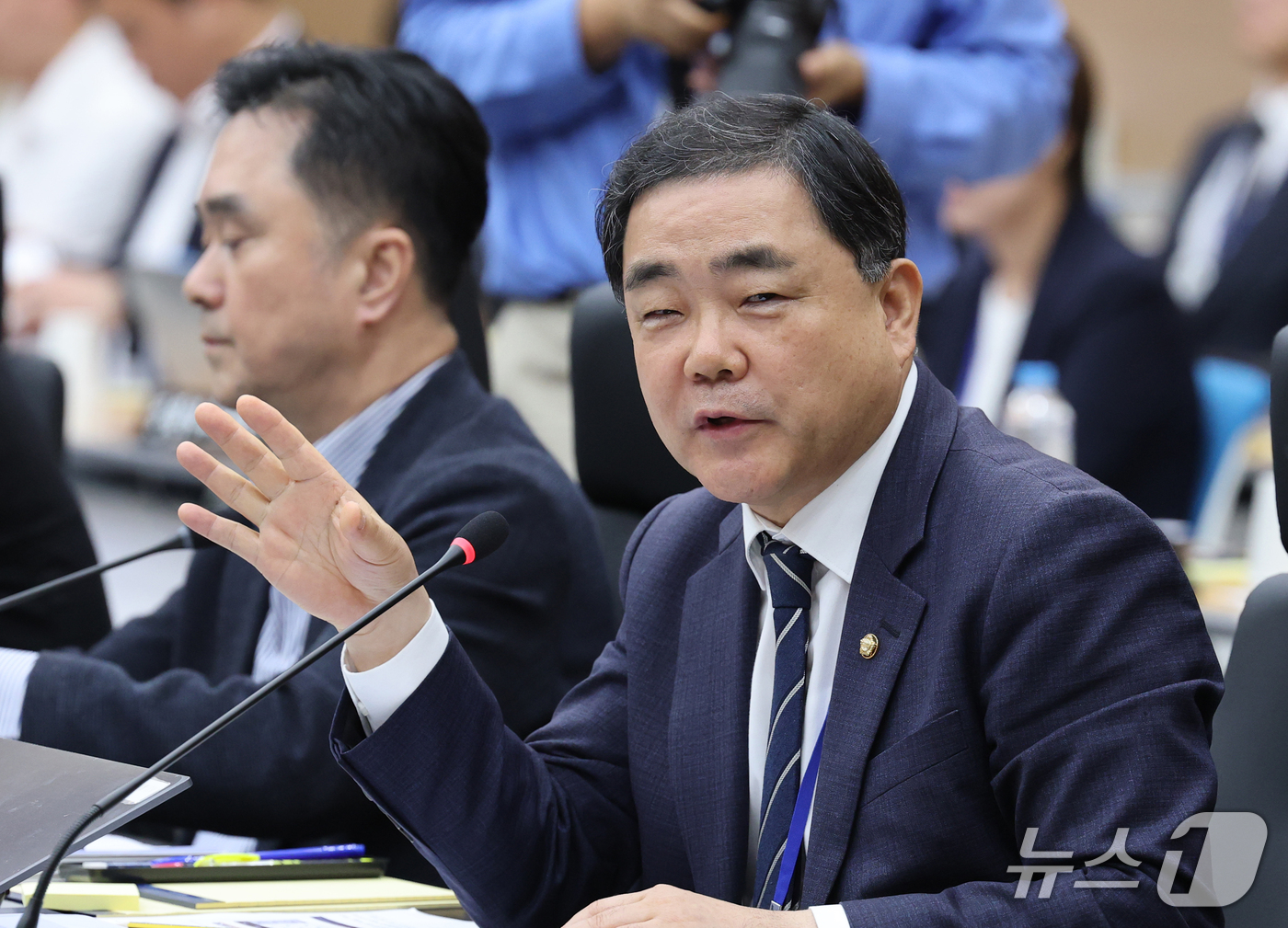 (대전=뉴스1) 김기태 기자 = 허성무 더불어민주당 의원이 13일 오전 정부대전청사에서 열린 국회 산업통상자원중소벤처기업위원회의 지식재산처에 대한 국정감사에서 질의하고 있다.  2 …