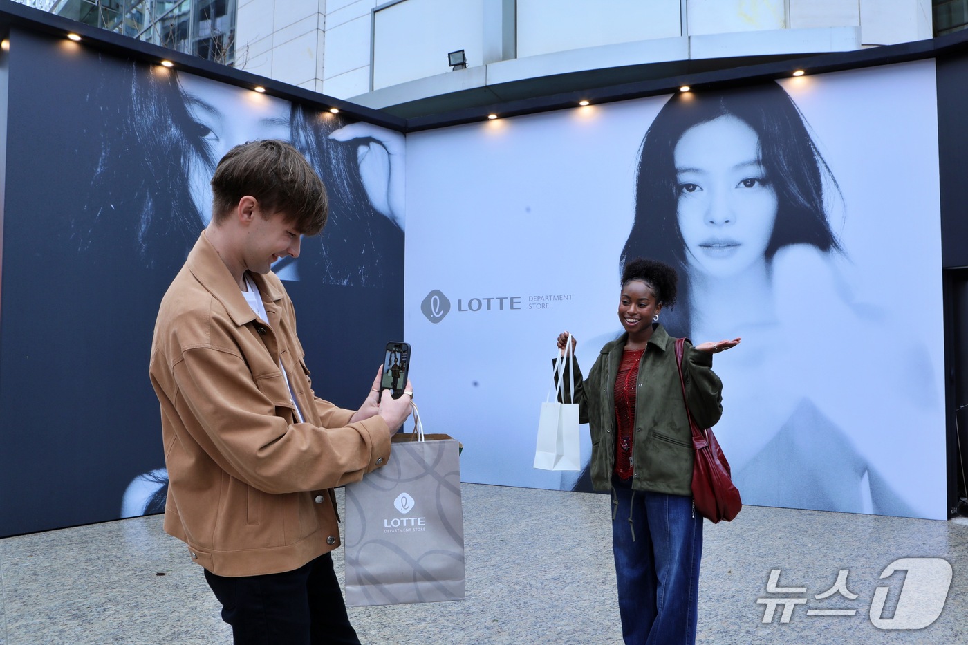 (서울=뉴스1) = 13일 서울 중구 롯데백화점 본점 앞에 설치된 ‘더 스테이지(THE STAGE)’ 포토스팟에서 모델들이 기념촬영을 하고 있다.롯데백화점은 오는 18일까지 매일 …