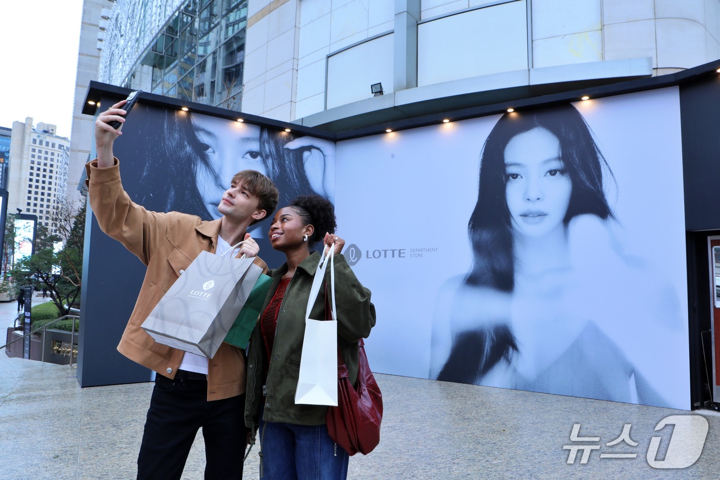 (서울=뉴스1) = 13일 서울 중구 롯데백화점 본점 앞에 설치된 ‘더 스테이지(THE STAGE)’ 포토스팟에서 모델들이 기념촬영을 하고 있다.롯데백화점은 오는 18일까지 매일 …