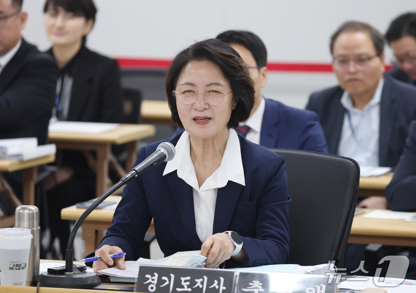(수원=뉴스1) 김영운 기자 = 추미애 경기도지사가 13일 경기 수원시 영통구 경기도청에서 열린 국회 행정안전위원회의 경기도에 대한 국정감사에서 의원 질의에 답하고 있다. 2026 …