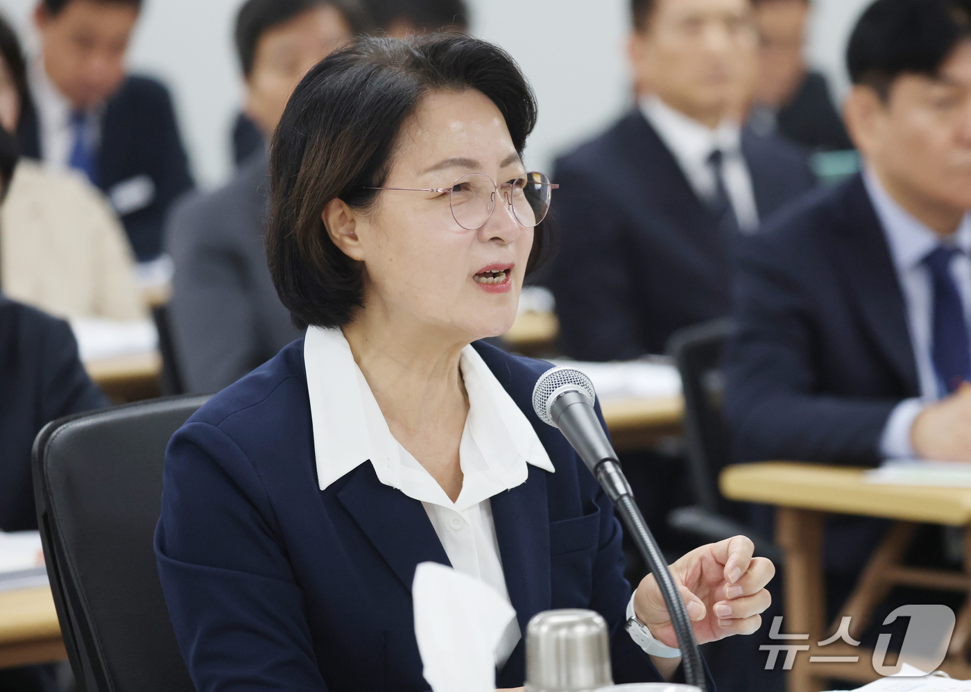 (수원=뉴스1) 김영운 기자 = 추미애 경기도지사가 13일 경기 수원시 영통구 경기도청에서 열린 국회 행정안전위원회의 경기도에 대한 국정감사에서 의원 질의에 답하고 있다. 2026 …