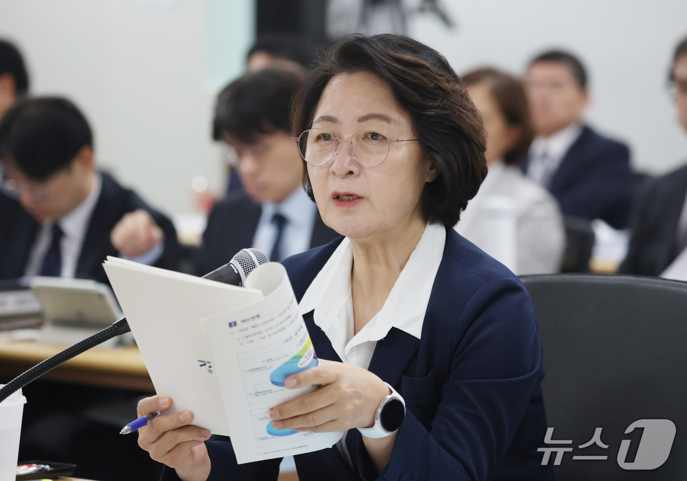 (수원=뉴스1) 김영운 기자 = 추미애 경기도지사가 13일 경기 수원시 영통구 경기도청에서 열린 국회 행정안전위원회의 경기도에 대한 국정감사에서 의원 질의에 답하고 있다. 2026 …