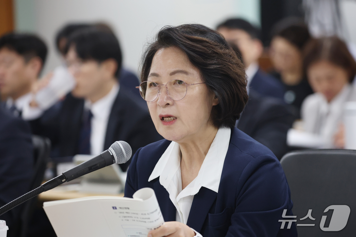 (수원=뉴스1) 김영운 기자 = 추미애 경기도지사가 13일 경기 수원시 영통구 경기도청에서 열린 국회 행정안전위원회의 경기도에 대한 국정감사에서 의원 질의에 답하고 있다. 2026 …