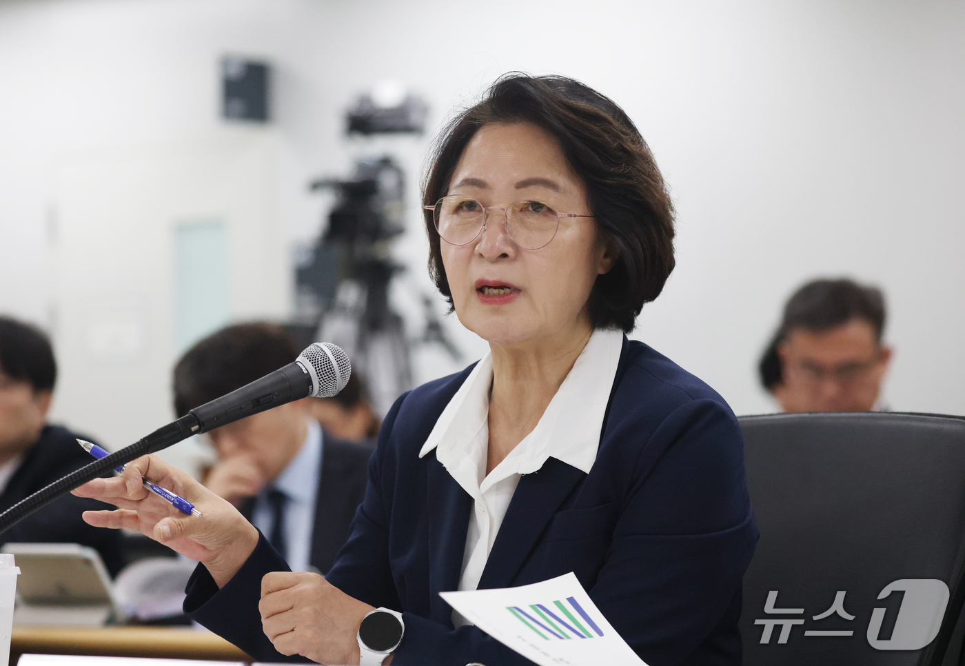 (수원=뉴스1) 김영운 기자 = 추미애 경기도지사가 13일 경기 수원시 영통구 경기도청에서 열린 국회 행정안전위원회의 경기도에 대한 국정감사에서 의원 질의에 답하고 있다. 2026 …