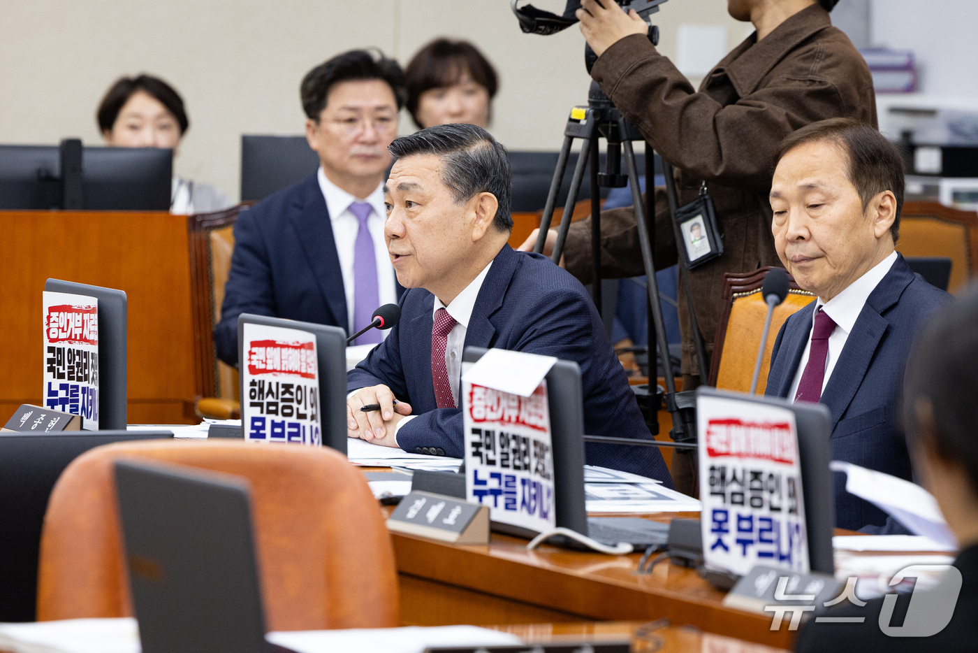 (서울=뉴스1) 유승관 기자 = 국회 보건복지위원회 백종헌 국민의힘 간사가 13일 서울 여의도 국회에서 열린 보건복지위원회의 식품의약품안전처 등에 대한 국정감사에서 증인채택 관련 …