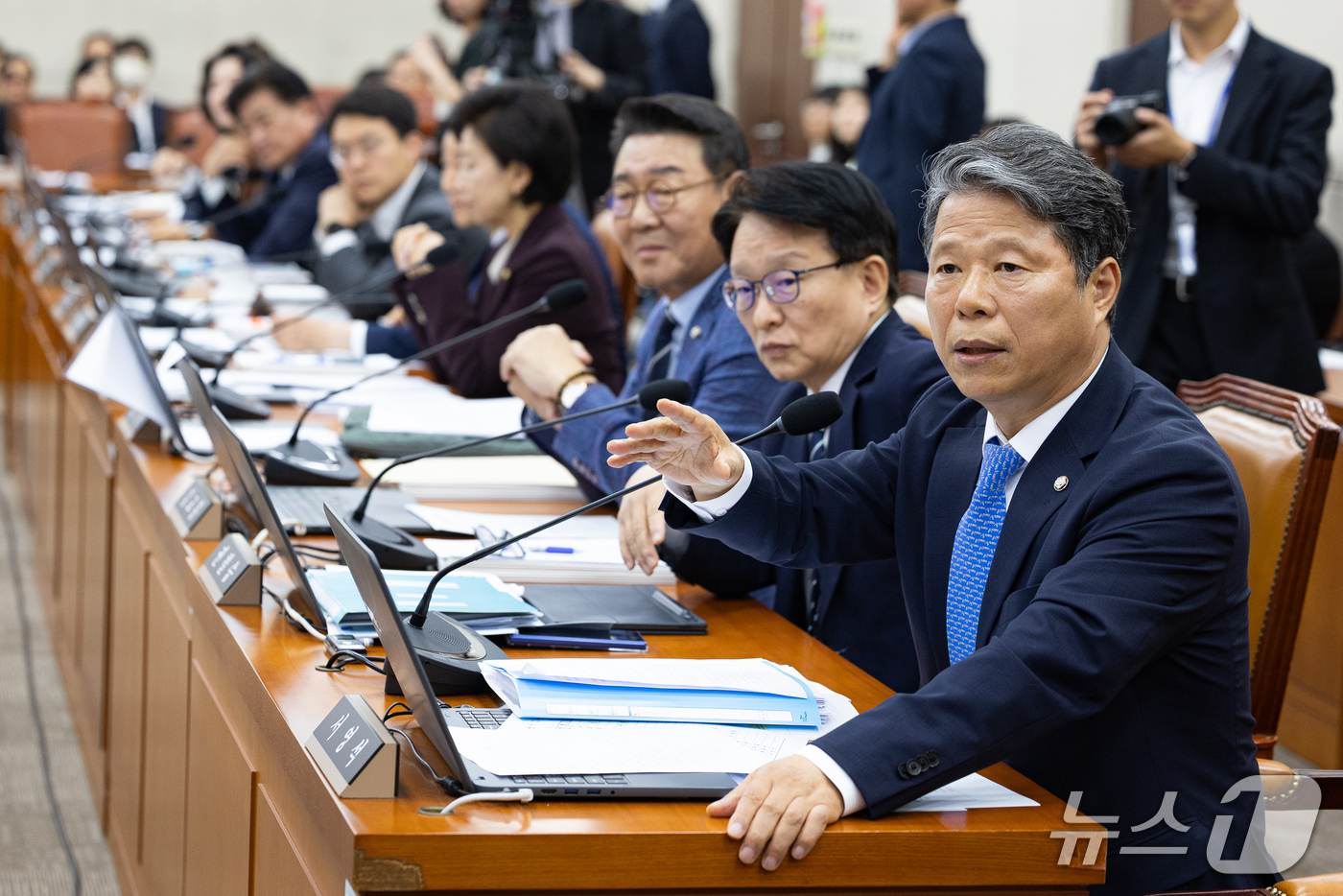 (서울=뉴스1) 유승관 기자 = 국회 보건복지위원회 서영석 더불어민주당 간사를 비롯한 여당 위원들이 13일 서울 여의도 국회에서 열린 보건복지위원회의 식품의약품안전처 등에 대한 국 …
