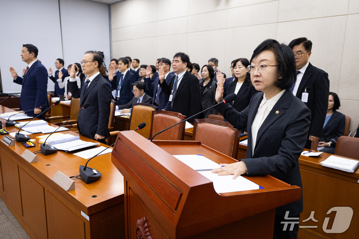 (서울=뉴스1) 유승관 기자 = 오유경 식품의약품안전처장을 비롯한 기관증인들이 13일 서울 여의도 국회에서 열린 보건복지위원회의 식품의약품안전처 등에 대한 국정감사에 출석해 증인선 …