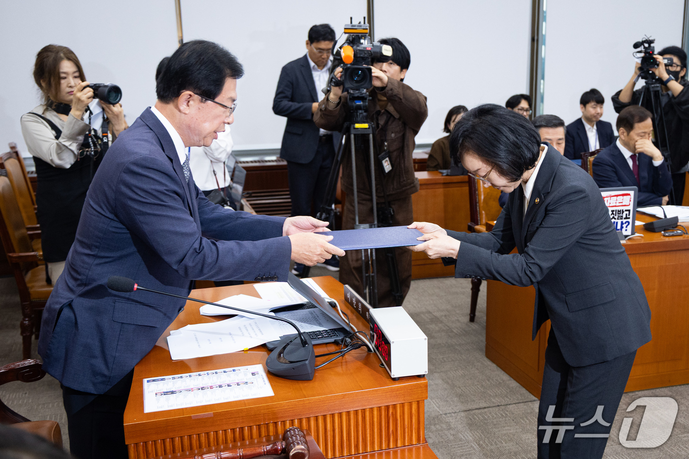 (서울=뉴스1) 유승관 기자 = 오유경 식품의약품안전처장이 13일 서울 여의도 국회에서 열린 보건복지위원회의 식품의약품안전처 등에 대한 국정감사에 출석해 증인선서 후 선서문을 이만 …