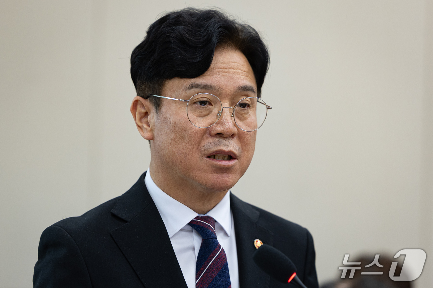 (서울=뉴스1) 유승관 기자 = 김영훈 고용노동부 장관이 13일 서울 여의도 국회에서 열린 기후에너지환경노동위원회의 고용노동부에 대한 국정감사에 출석해 업무보고를 하고 있다. 20 …