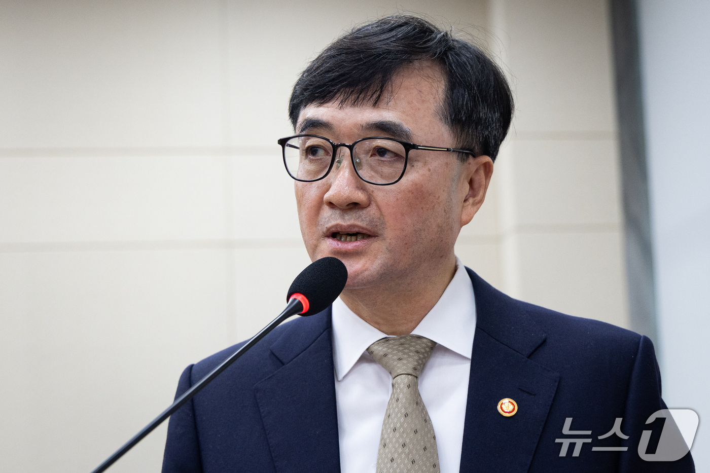 (서울=뉴스1) 유승관 기자 = 임기근 국무조정실장이 13일 서울 여의도 국회에서 열린 정무위원회의 국무조정실 등에 대한 국정감사에 출석해 업무보고를 하고 있다. 2026.10.1 …