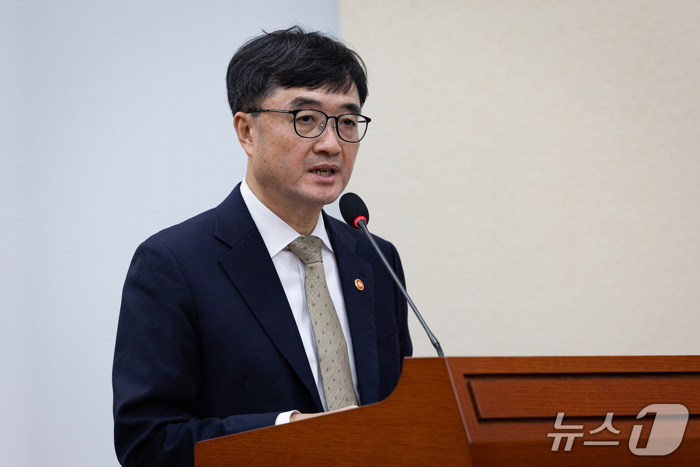 (서울=뉴스1) 유승관 기자 = 임기근 국무조정실장이 13일 서울 여의도 국회에서 열린 정무위원회의 국무조정실 등에 대한 국정감사에 출석해 업무보고를 하고 있다. 2026.10.1 …