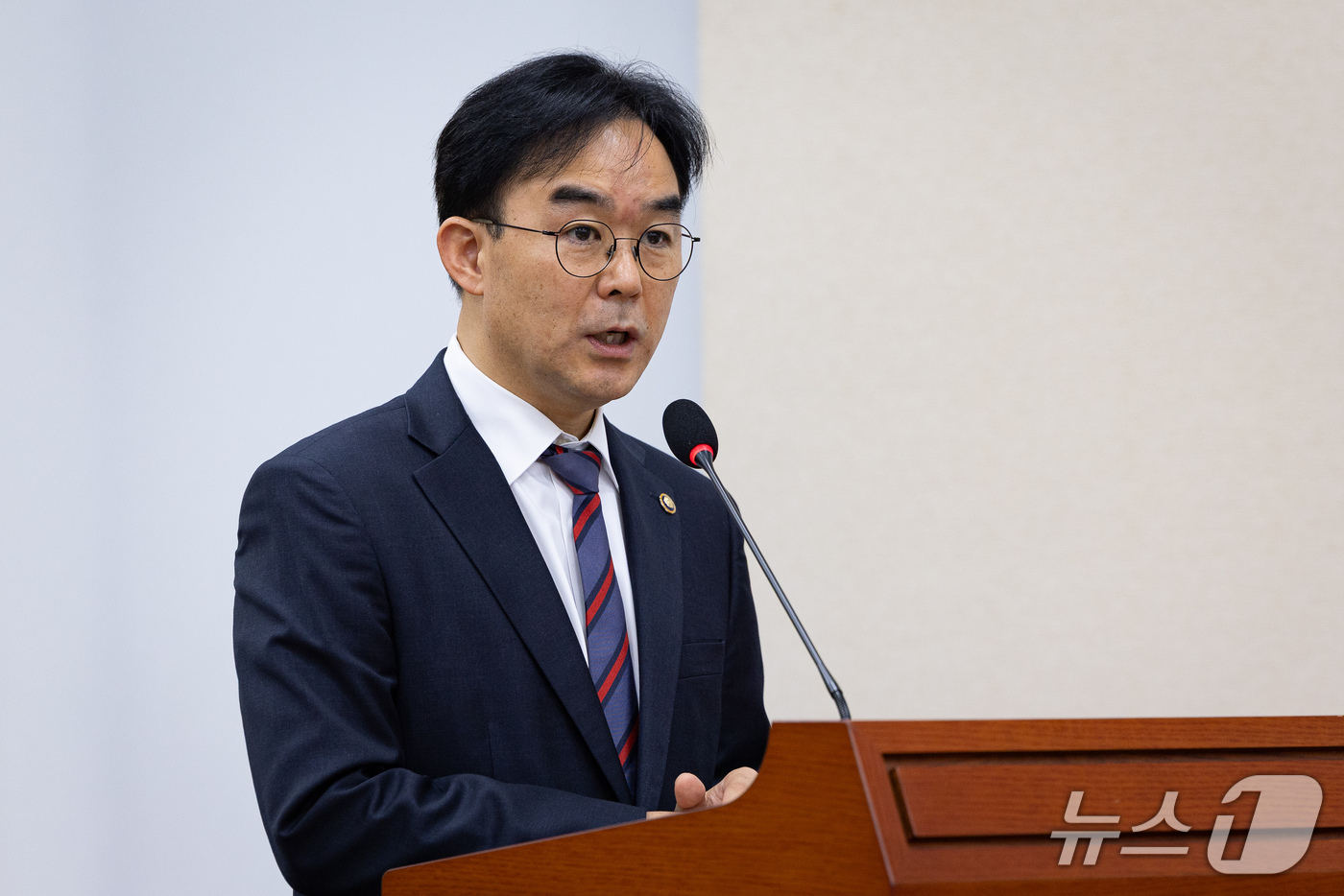 (서울=뉴스1) 유승관 기자 = 채이배 국무총리비서실장이 13일 서울 여의도 국회에서 열린 정무위원회의 국무조정실 등에 대한 국정감사에 출석해 업무보고를 하고 있다. 2026.10 …