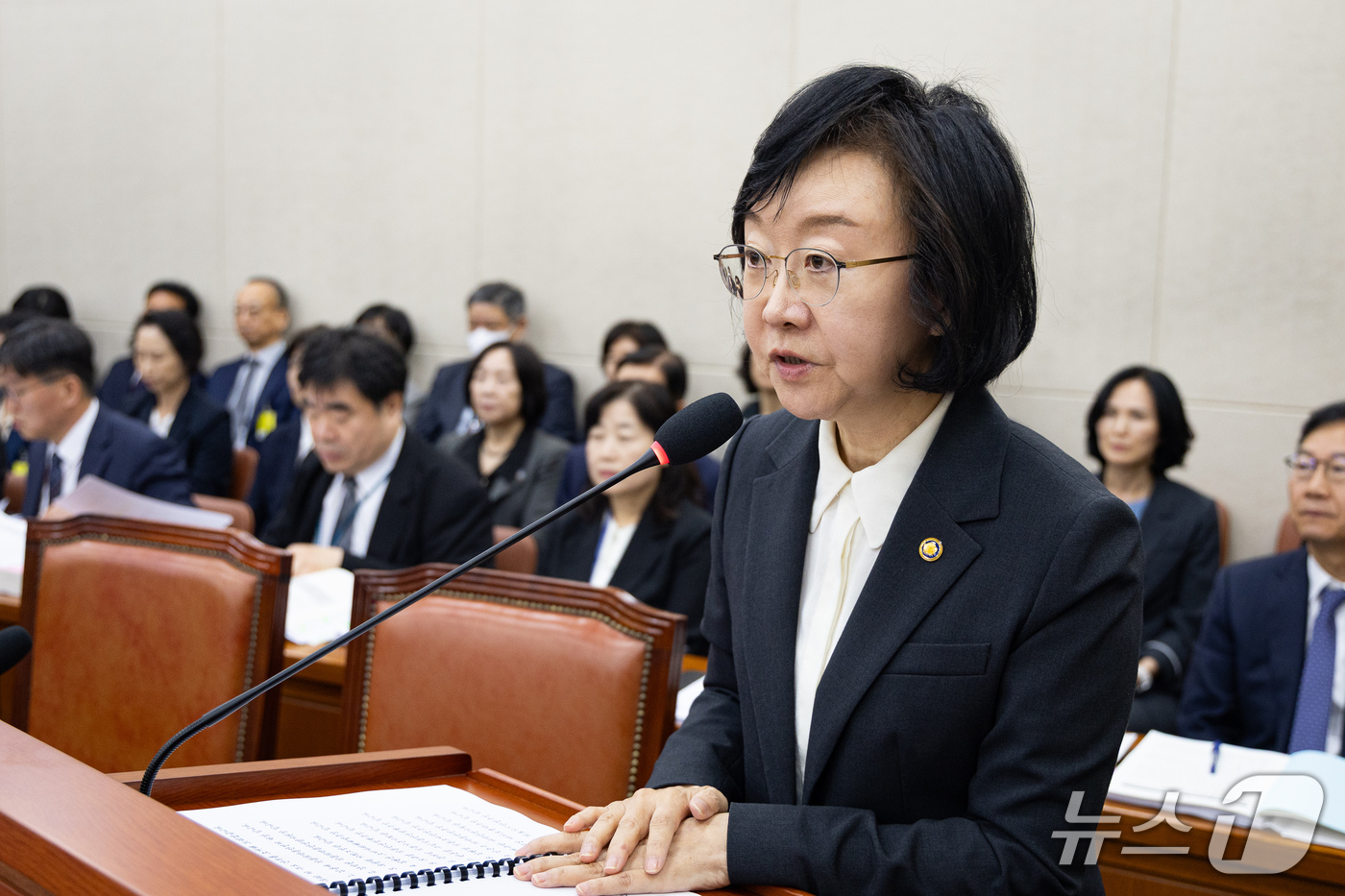 (서울=뉴스1) 유승관 기자 = 오유경 식품의약품안전처장이 13일 서울 여의도 국회에서 열린 보건복지위원회의 식품의약품안전처 등에 대한 국정감사에 출석해 업무보고를 하고 있다. 2 …