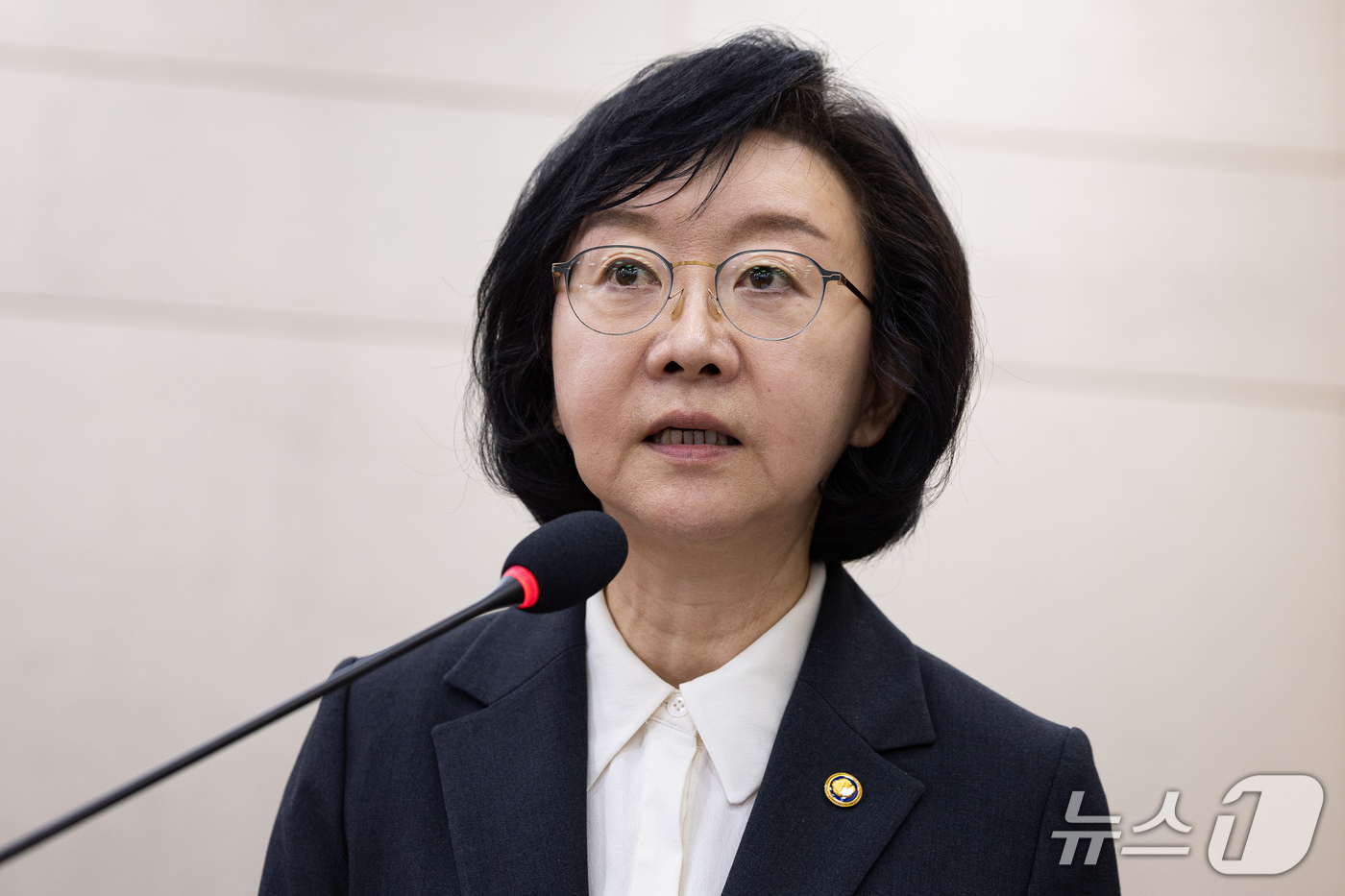 (서울=뉴스1) 유승관 기자 = 오유경 식품의약품안전처장이 13일 서울 여의도 국회에서 열린 보건복지위원회의 식품의약품안전처 등에 대한 국정감사에 출석해 업무보고를 하고 있다. 2 …