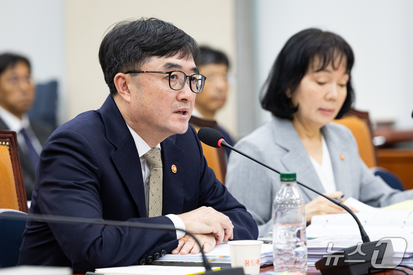 (서울=뉴스1) 유승관 기자 = 임기근 국무조정실장이 13일 서울 여의도 국회에서 열린 정무위원회의 국무조정실 등에 대한 국정감사에 출석해 의원 질의에 답하고 있다. 2026.10 …