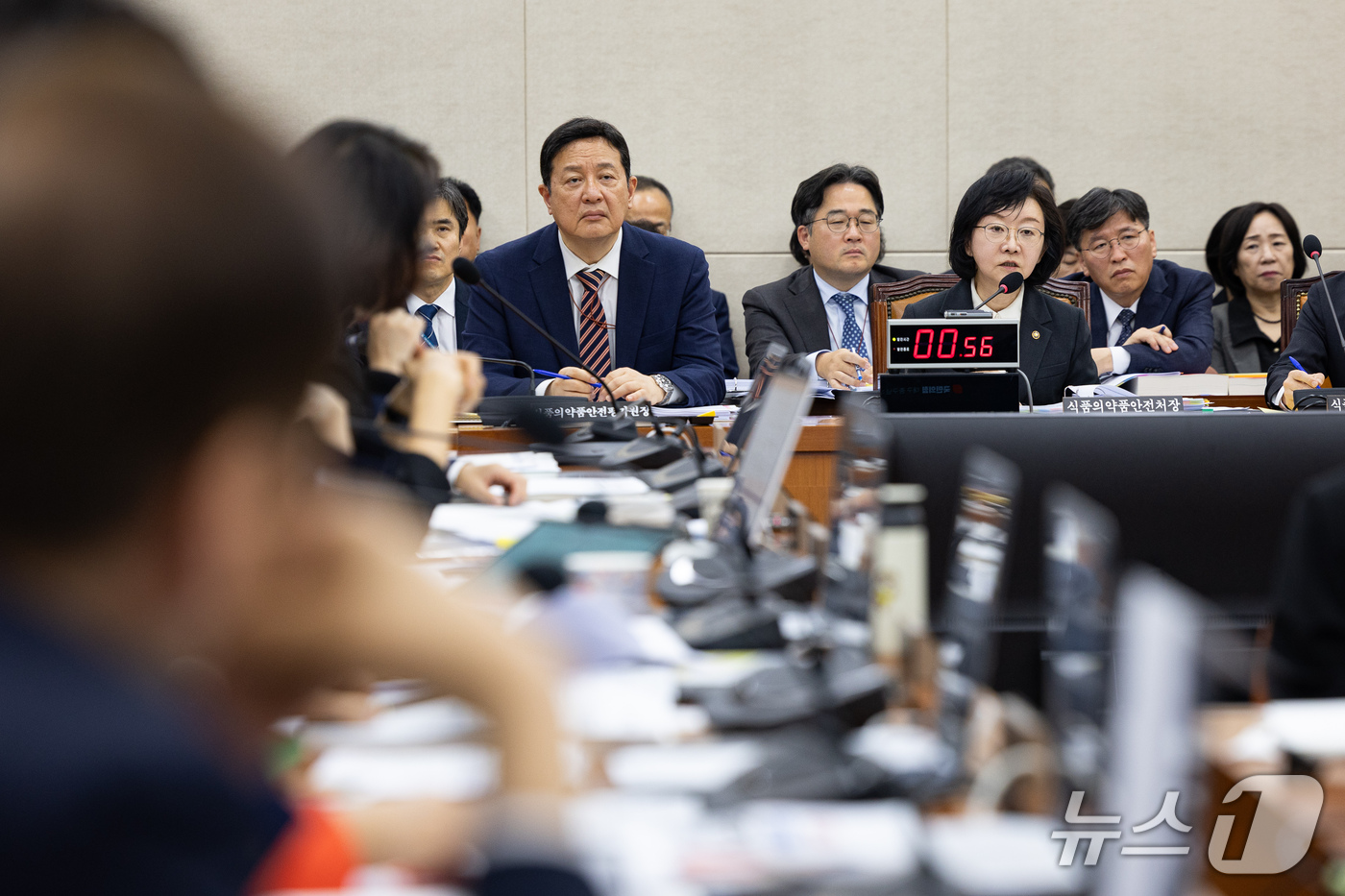 (서울=뉴스1) 유승관 기자 = 오유경 식품의약품안전처장이 13일 서울 여의도 국회에서 열린 보건복지위원회의 식품의약품안전처 등에 대한 국정감사에 출석해 의원 질의에 답하고 있다. …