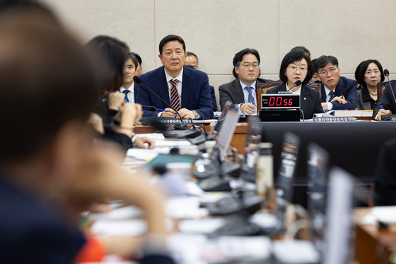 [국감] 복지위 국정감사 답변하는 오유경 식약처장