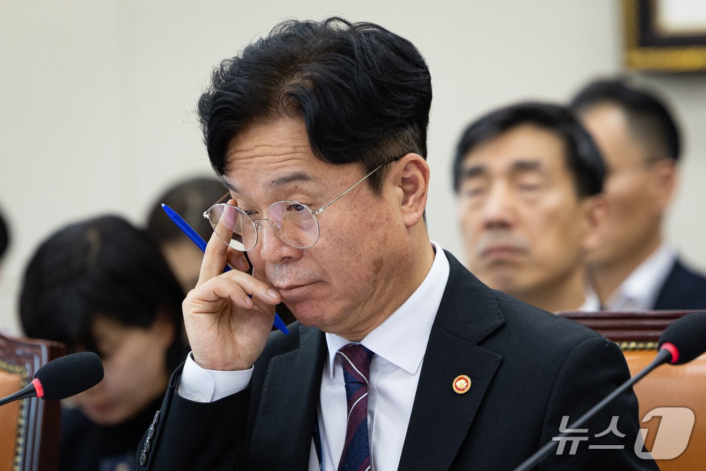 본문 이미지 - 김영훈 고용노동부 장관이 13일 서울 여의도 국회에서 열린 기후에너지환경노동위원회의 고용노동부에 대한 국정감사에 출석해 눈가를 매만지고 있다. 2026.10.13 ⓒ 뉴스1 유승관 기자