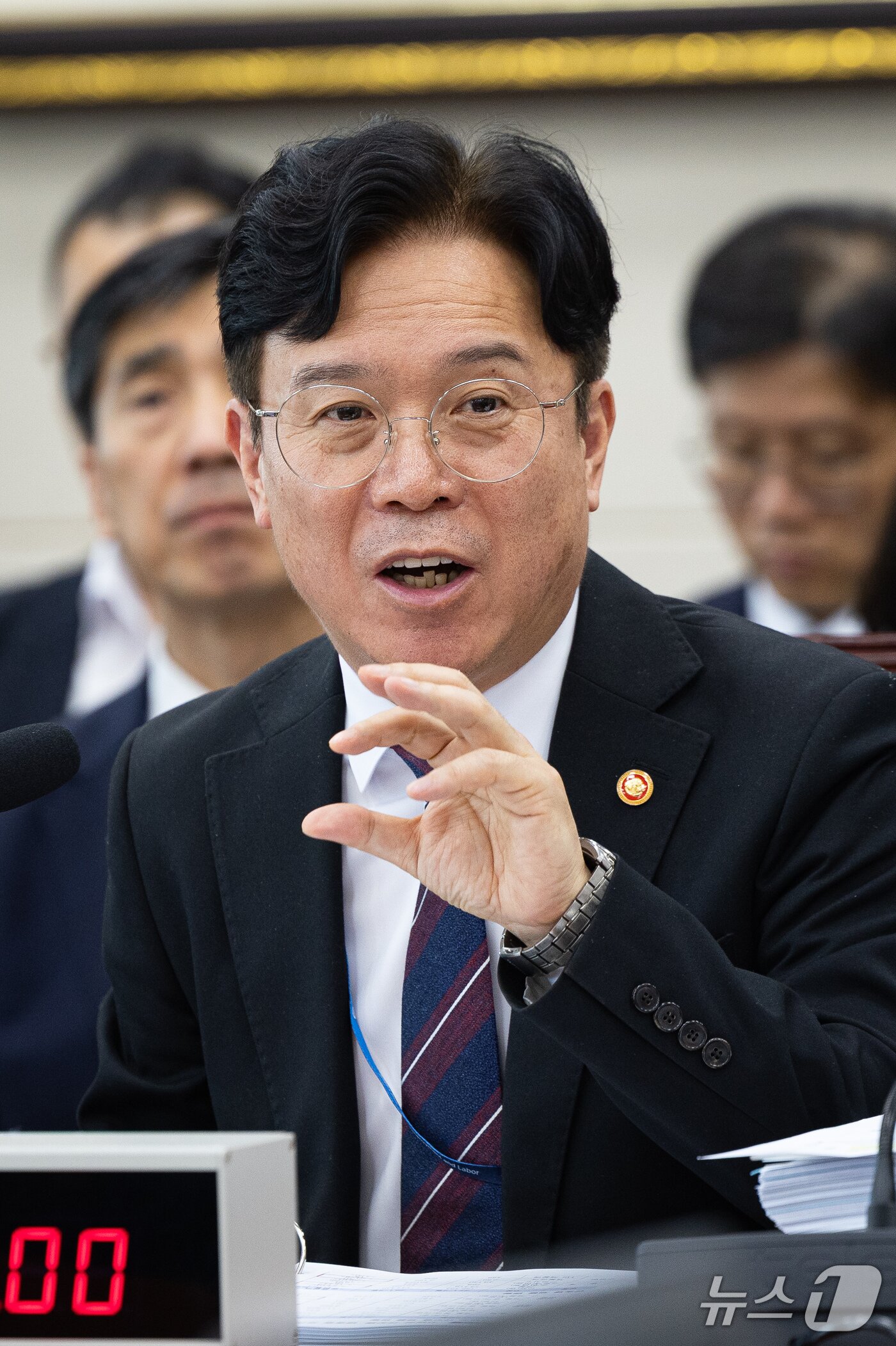 본문 이미지 - 김영훈 고용노동부 장관이 13일 서울 여의도 국회에서 열린 기후에너지환경노동위원회의 고용노동부에 대한 국정감사에 출석해 의원 질의에 답하고 있다. 2026.10.13 ⓒ 뉴스1 유승관 기자
