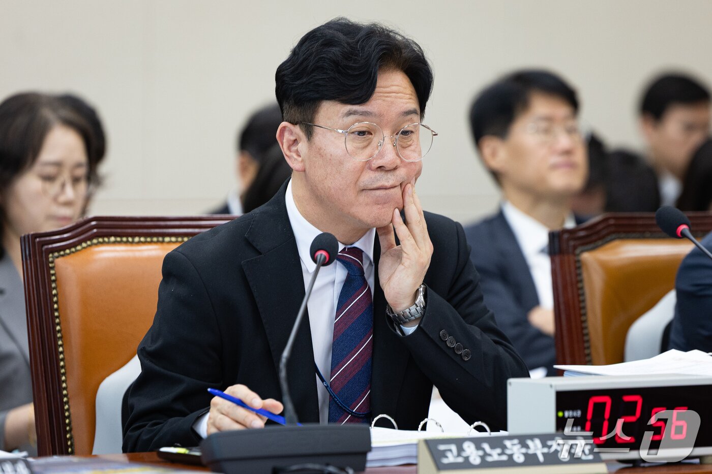 본문 이미지 - 김영훈 고용노동부 장관이 13일 서울 여의도 국회에서 열린 기후에너지환경노동위원회의 고용노동부에 대한 국정감사에 출석해 의원 질의를 듣고 있다. 2026.10.13 ⓒ 뉴스1 유승관 기자