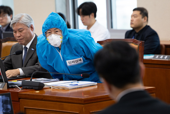 [국감] 협력업체 직원 복장 착용한 정혜경 의원