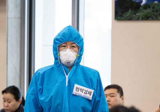 [국감] 정혜경 의원, 삼성 반도체 협력업체 직원 복장 입고 질의