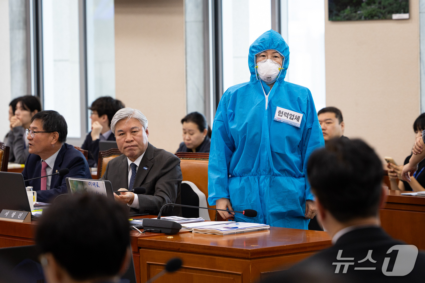 (서울=뉴스1) 유승관 기자 = 정혜경 진보당 의원이 13일 서울 여의도 국회에서 열린 기후에너지환경노동위원회의 고용노동부에 대한 국정감사에서 삼성 반도체 비정규직 협력업체 직원 …