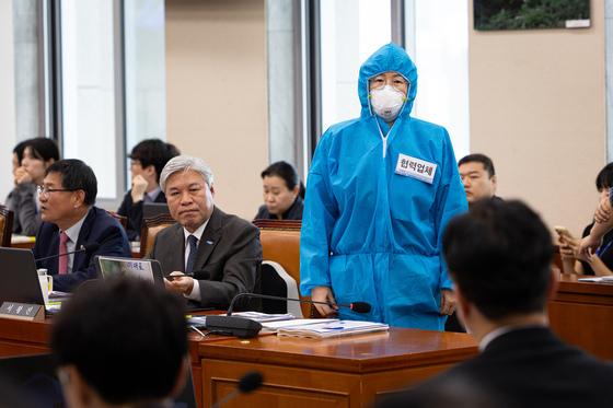 [국감] 국감장의 삼성반도체 협력업체 작업복