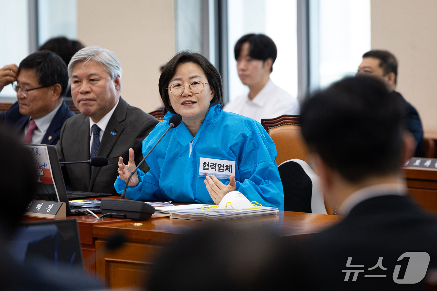 (서울=뉴스1) 유승관 기자 = 정혜경 진보당 의원이 13일 서울 여의도 국회에서 열린 기후에너지환경노동위원회의 고용노동부에 대한 국정감사에서 삼성 반도체 비정규직 협력업체 직원 …