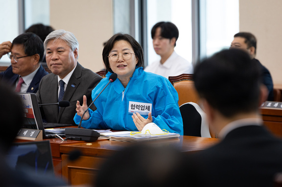 [국감] 협력업체 작업복 입고 질의하는 정혜경 진보당 의원