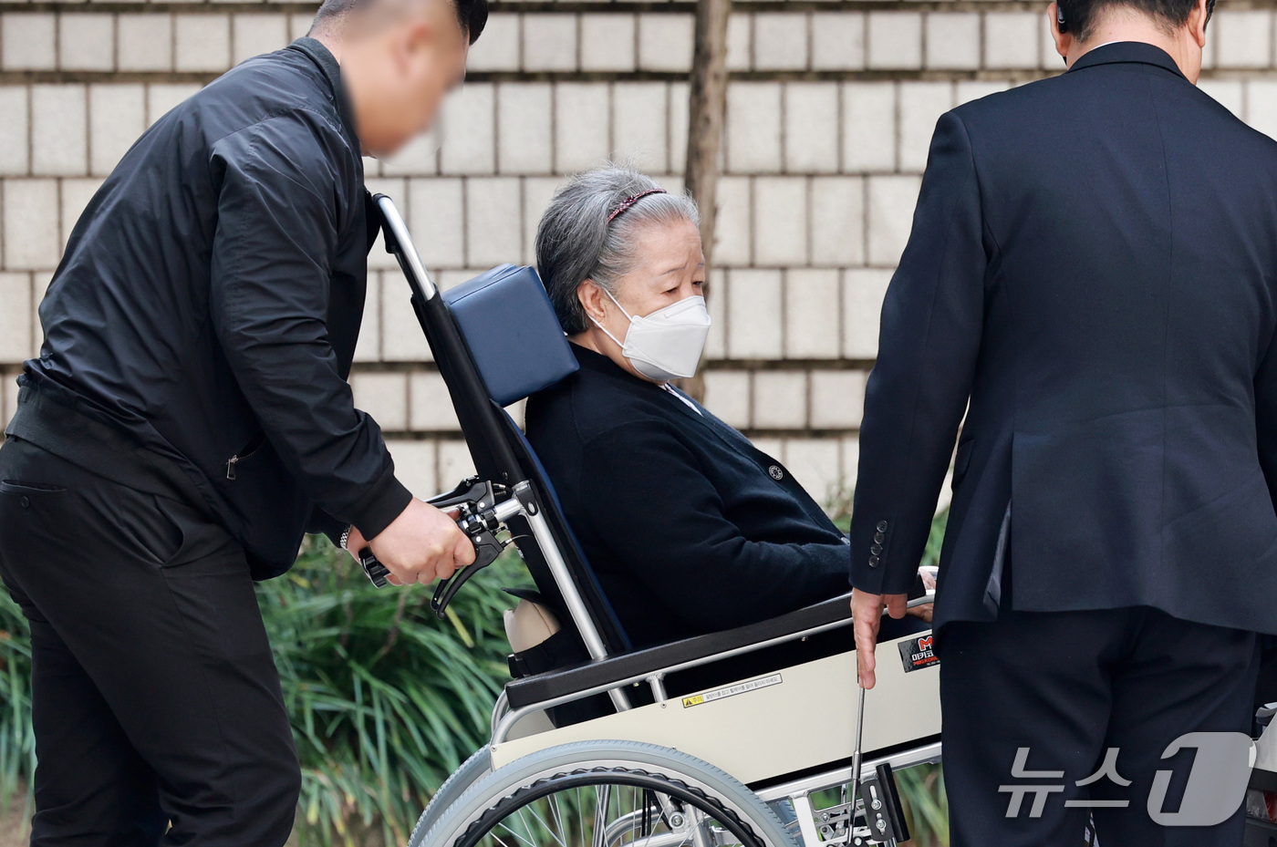 (서울=뉴스1) 이호윤 기자 = 한학자 통일교 총재가 13일 서울 서초구 서울고등법원에서 열린 특정경제범죄가중처벌 등에 관한 법률 위반(횡령) 등 2심 공판에 출석하고 있다. 20 …