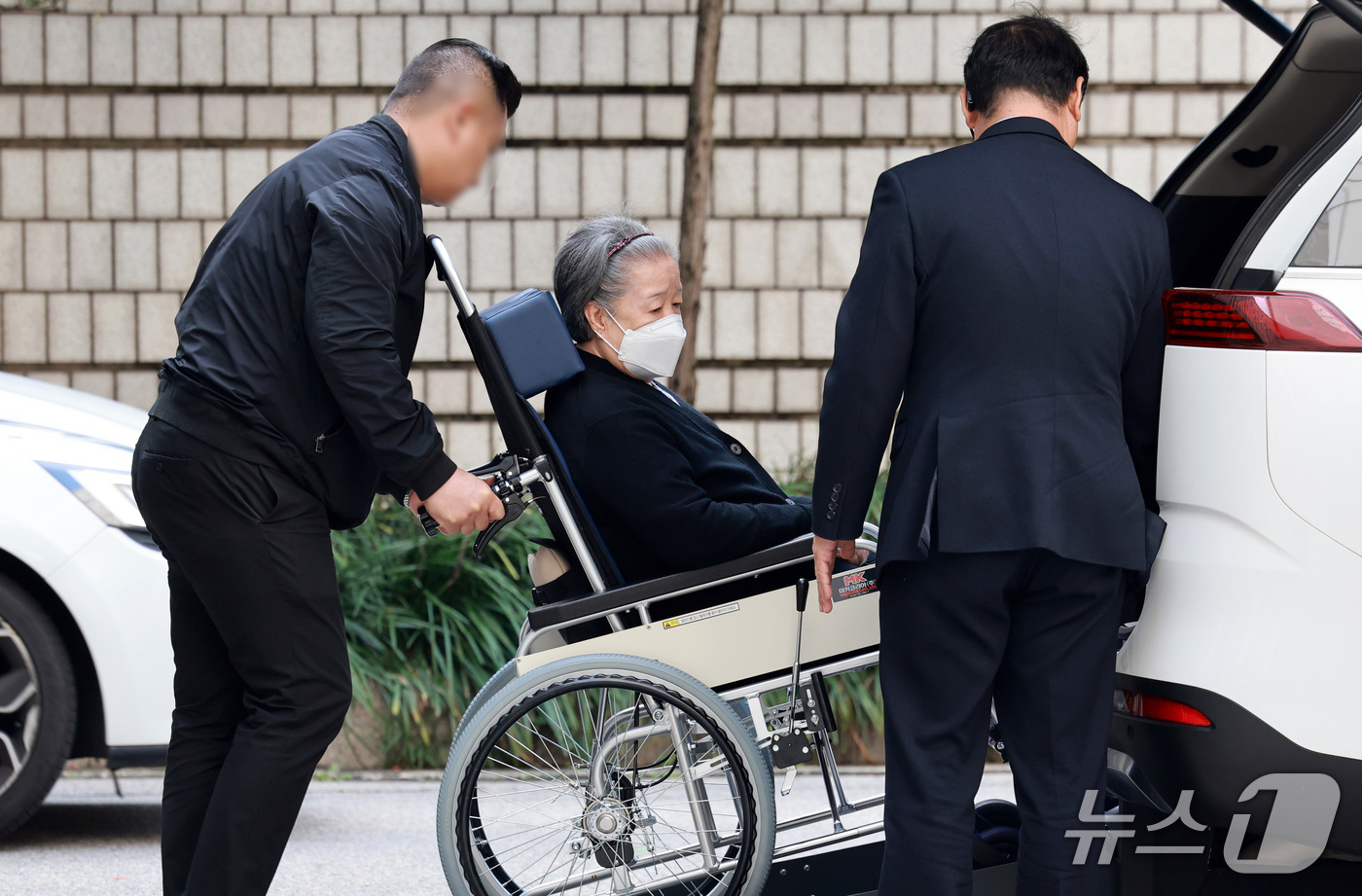 (서울=뉴스1) 이호윤 기자 = 한학자 통일교 총재가 13일 서울 서초구 서울고등법원에서 열린 특정경제범죄가중처벌 등에 관한 법률 위반(횡령) 등 2심 공판에 출석하고 있다. 20 …
