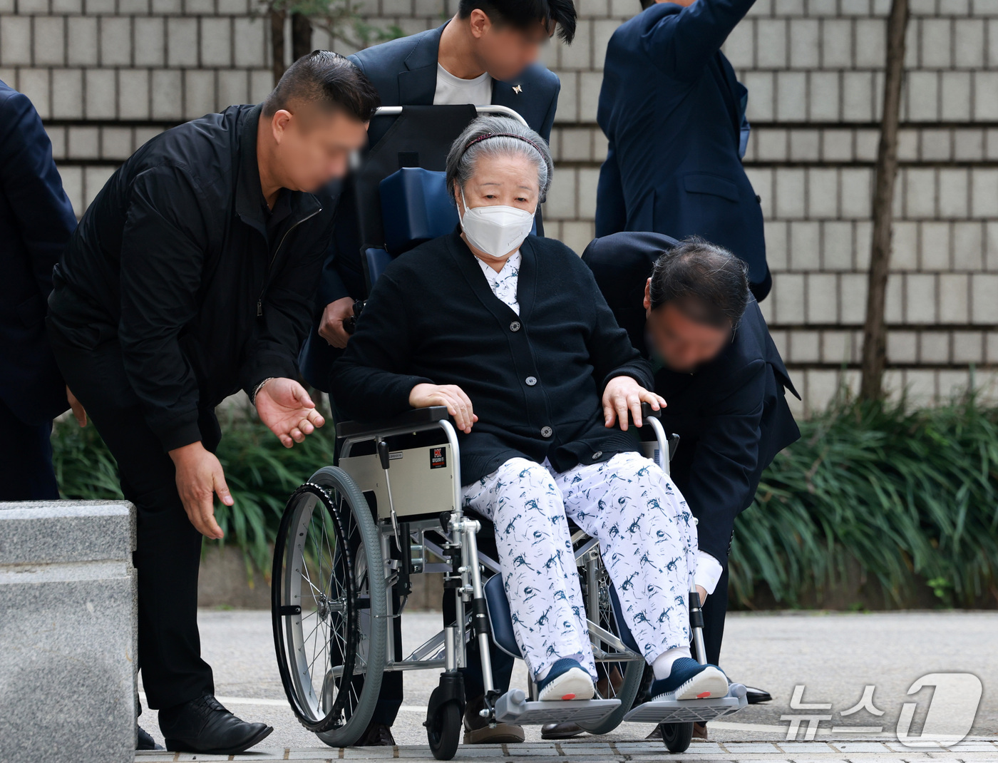 (서울=뉴스1) 이호윤 기자 = 한학자 통일교 총재가 13일 서울 서초구 서울고등법원에서 열린 특정경제범죄가중처벌 등에 관한 법률 위반(횡령) 등 2심 공판에 출석하고 있다. 20 …
