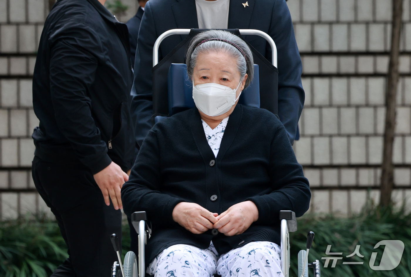 (서울=뉴스1) 이호윤 기자 = 한학자 통일교 총재가 13일 서울 서초구 서울고등법원에서 열린 특정경제범죄가중처벌 등에 관한 법률 위반(횡령) 등 2심 공판에 출석하고 있다. 20 …