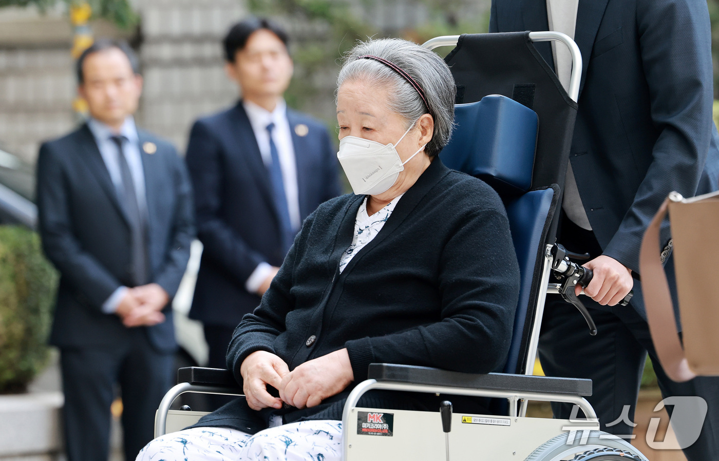 (서울=뉴스1) 이호윤 기자 = 한학자 통일교 총재가 13일 서울 서초구 서울고등법원에서 열린 특정경제범죄가중처벌 등에 관한 법률 위반(횡령) 등 2심 공판에 출석하고 있다. 20 …