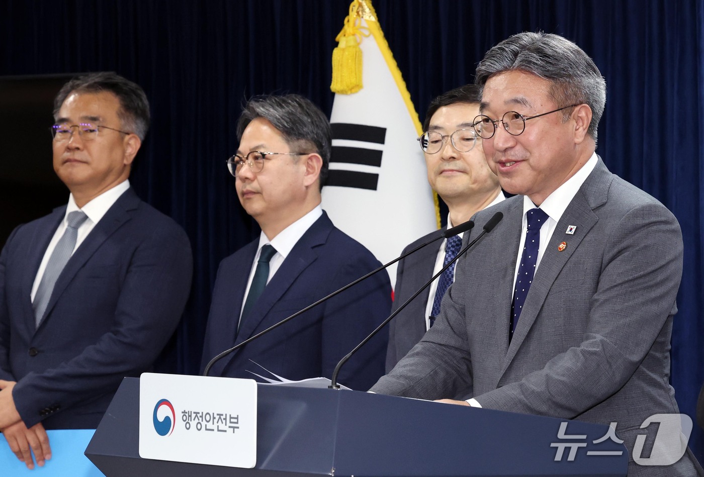 (서울=뉴스1) 이종덕 기자 = 윤호중 행정안전부장관이 13일 서울 종로구 정부서울청사에서 '2차 중앙행정기관 이전 계획' 브리핑을 하고 있다. 정부는 세종 중심 국정운영 강화를 …