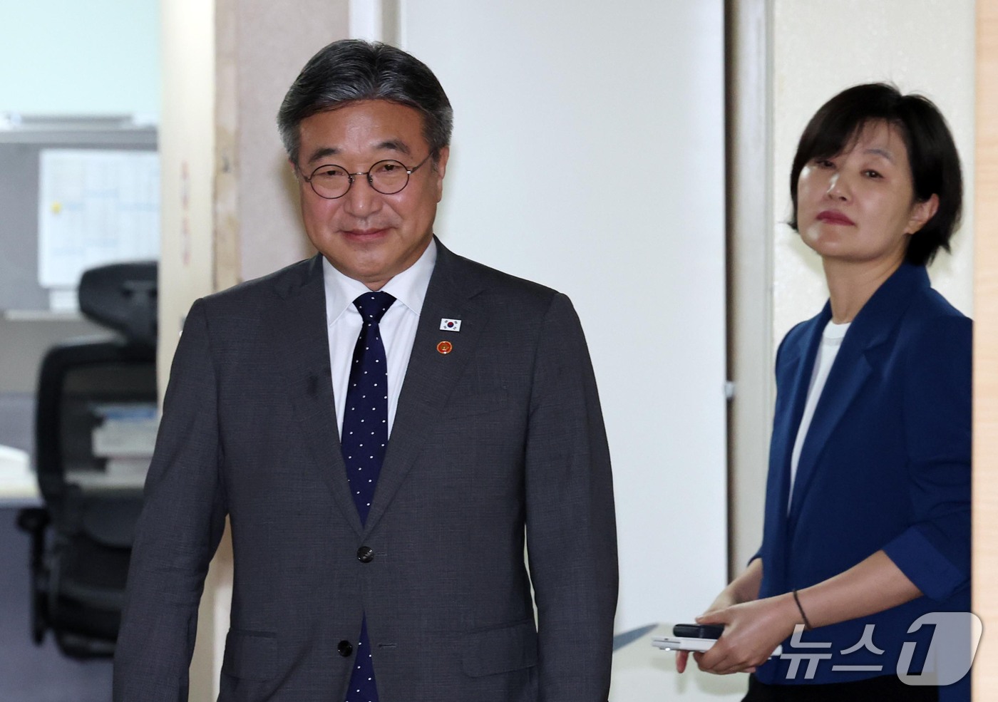 (서울=뉴스1) 이종덕 기자 = 윤호중 행정안전부장관이 13일 서울 종로구 정부서울청사에서 '2차 중앙행정기관 이전 계획' 브리핑을 하기 위해 입장하고 있다. 정부는 세종 중심 국 …