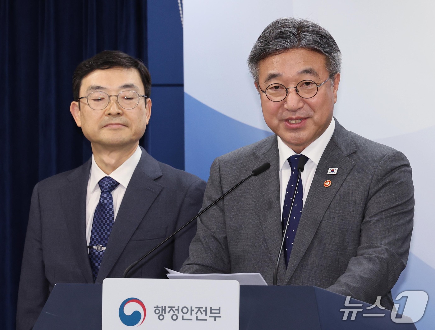 (서울=뉴스1) 이종덕 기자 = 윤호중 행정안전부장관이 13일 서울 종로구 정부서울청사에서 '2차 중앙행정기관 이전 계획' 브리핑을 하고 있다. 정부는 세종 중심 국정운영 강화를 …