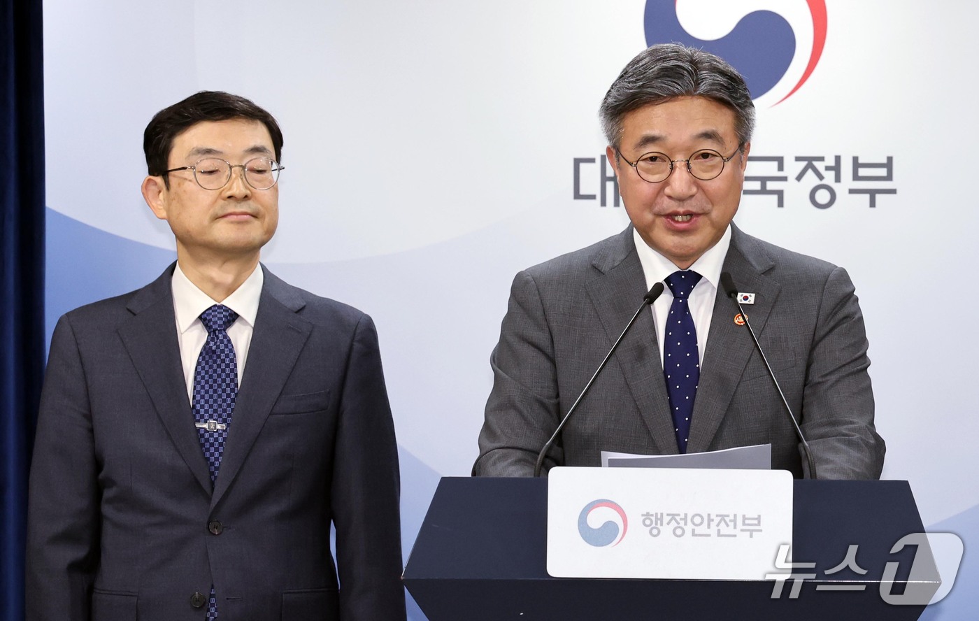 (서울=뉴스1) 이종덕 기자 = 윤호중 행정안전부장관이 13일 서울 종로구 정부서울청사에서 '2차 중앙행정기관 이전 계획' 브리핑을 하고 있다. 정부는 세종 중심 국정운영 강화를 …