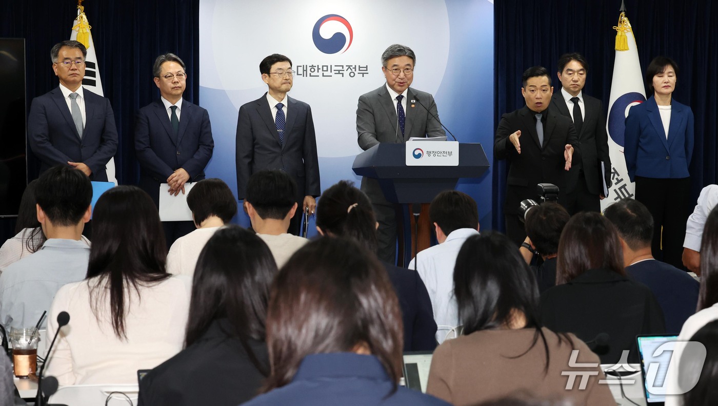 (서울=뉴스1) 이종덕 기자 = 윤호중 행정안전부장관이 13일 서울 종로구 정부서울청사에서 '2차 중앙행정기관 이전 계획' 브리핑을 하고 있다. 정부는 세종 중심 국정운영 강화를 …