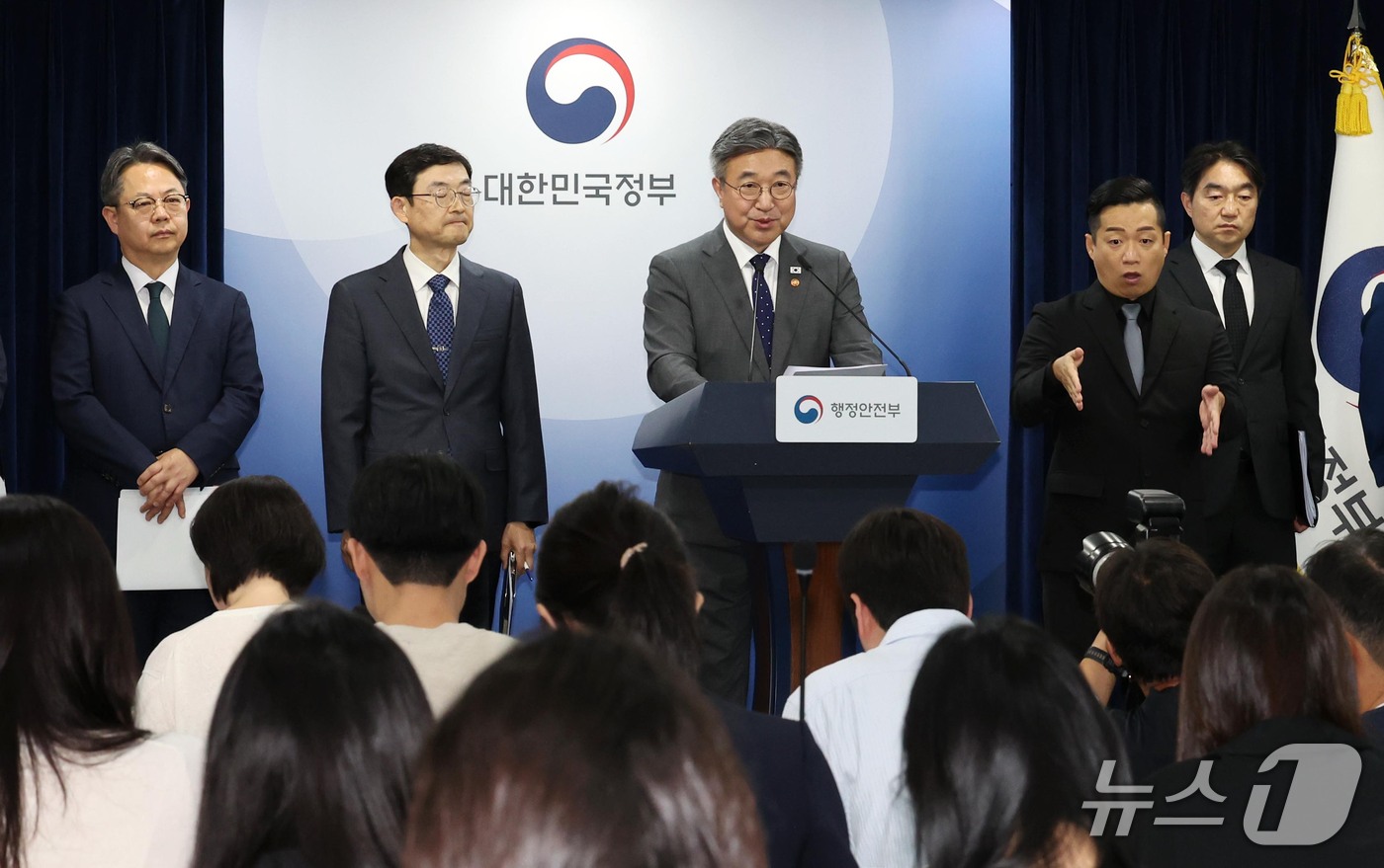 (서울=뉴스1) 이종덕 기자 = 윤호중 행정안전부장관이 13일 서울 종로구 정부서울청사에서 '2차 중앙행정기관 이전 계획' 브리핑을 하고 있다. 정부는 세종 중심 국정운영 강화를 …