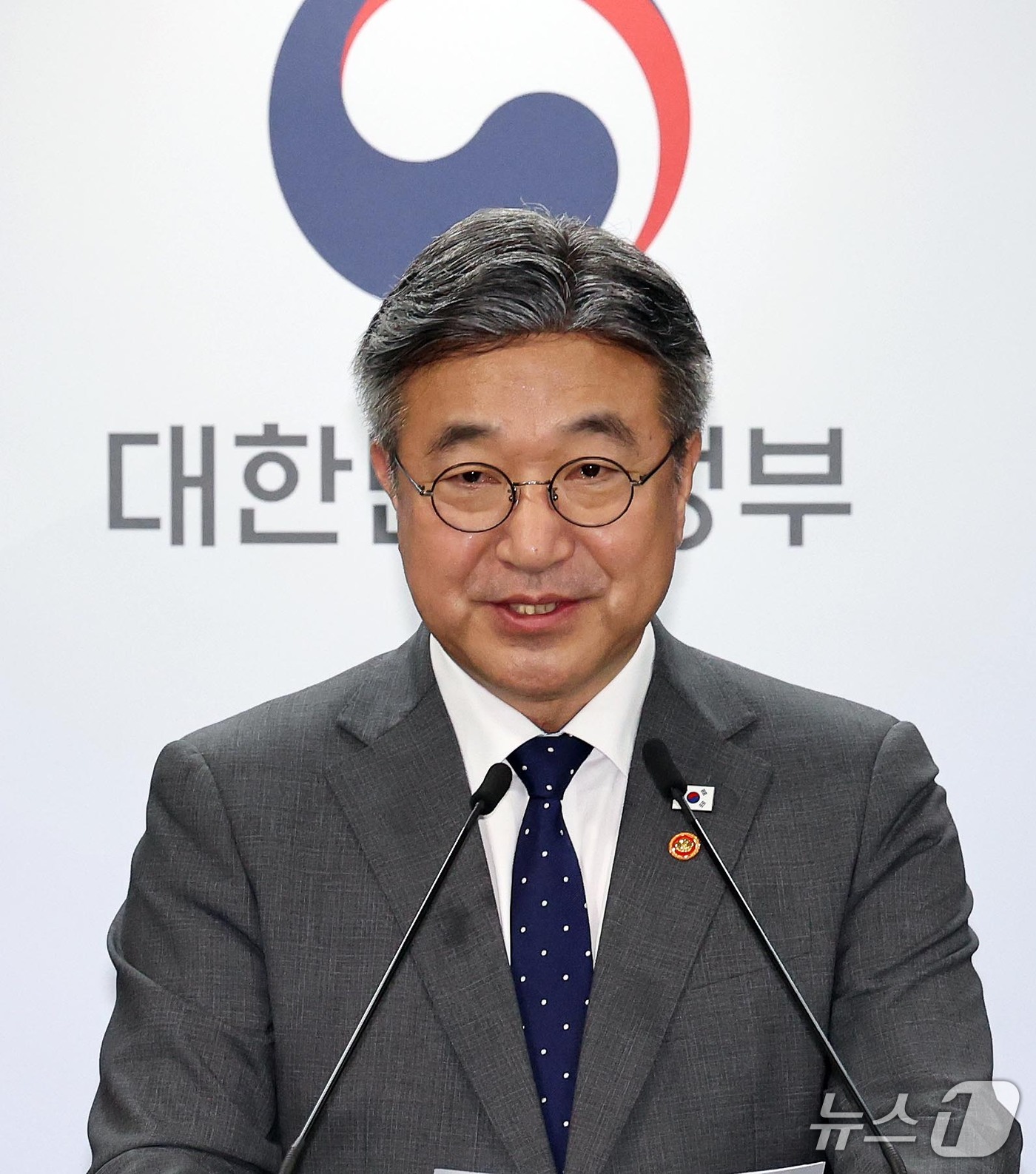 (서울=뉴스1) 이종덕 기자 = 윤호중 행정안전부장관이 13일 서울 종로구 정부서울청사에서 '2차 중앙행정기관 이전 계획' 브리핑을 하고 있다. 정부는 세종 중심 국정운영 강화를 …